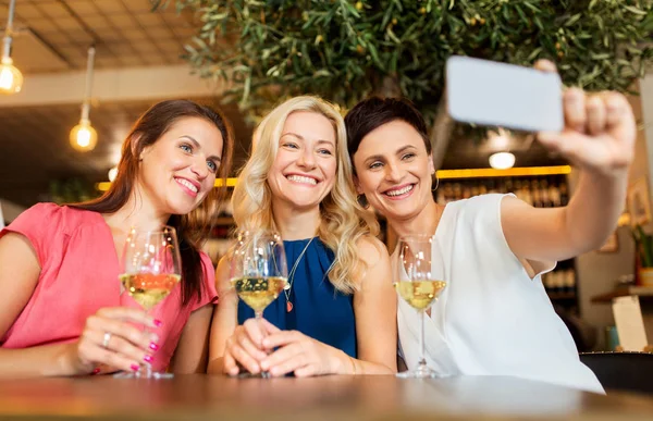 Mujeres tomando selfie por teléfono inteligente en el bar de vinos —  Fotos de Stock