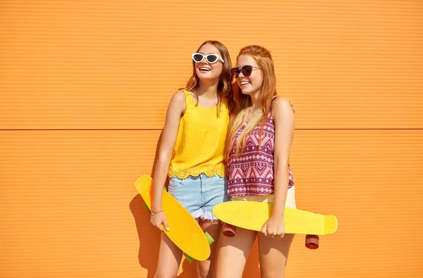 Девушки-подростки с короткими скейтбордами на открытом воздухе — стоковое фото