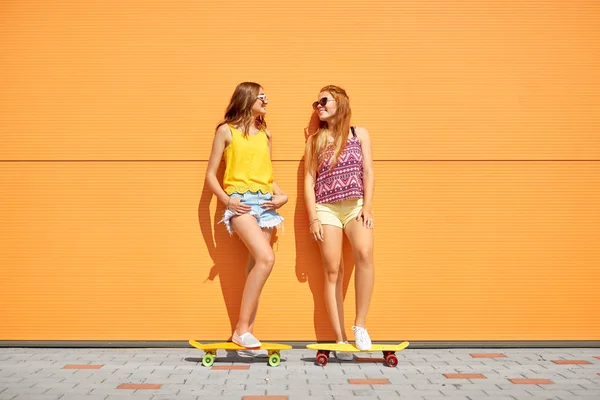 Chicas adolescentes con patinetas cortas en la ciudad —  Fotos de Stock