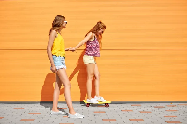 Tienermeisjes rijden skateboard stad straat — Stockfoto