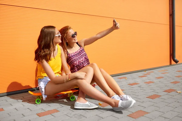 Chicas adolescentes con patinetas tomando selfie —  Fotos de Stock