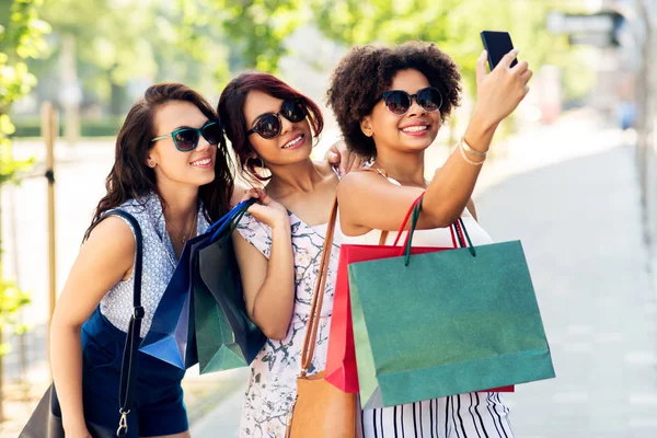 도시에서 셀카를 나르는 쇼핑백을 든 여자들 — 스톡 사진