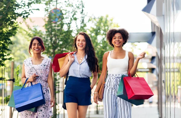 Donne felici con le borse della spesa a piedi in città — Foto Stock