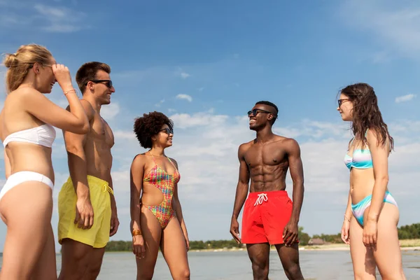 Amigos felices abrazándose en la playa de verano —  Fotos de Stock