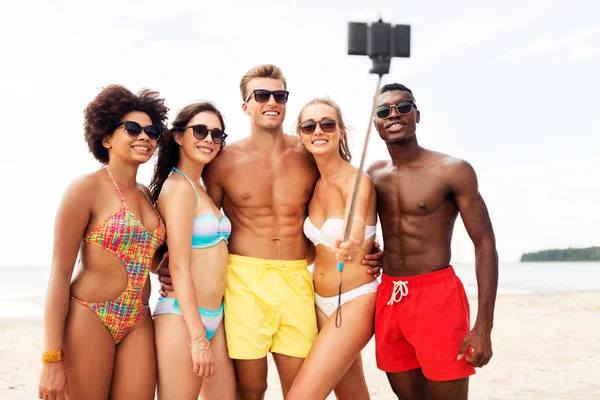 Amigos felizes tomando selfie na praia de verão — Fotografia de Stock
