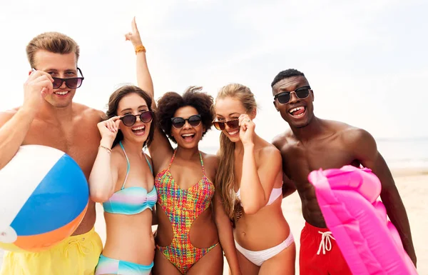 Glada vänner i solglasögon på sommaren beach — Stockfoto