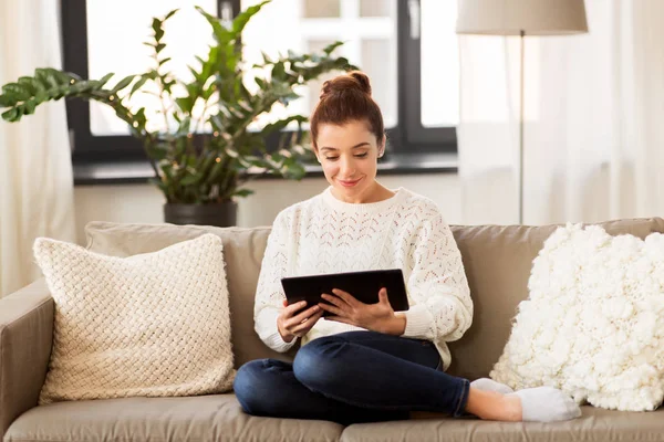 Mujer con tablet PC en casa — Foto de Stock