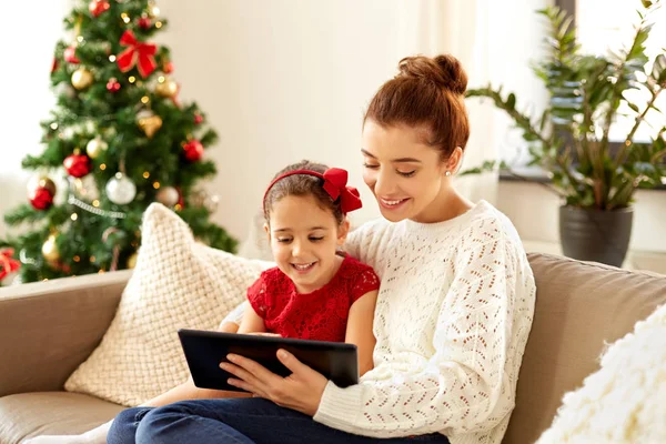 Anne ve kızı ile Noel tablet PC'de — Stok fotoğraf