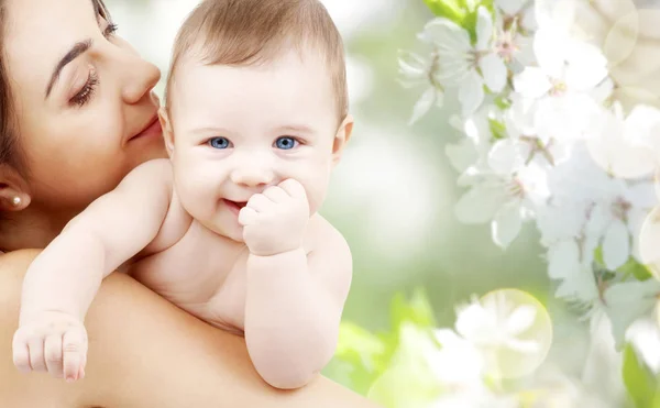 Close up de mãe com bebê sobre flores de cereja Imagens De Bancos De Imagens