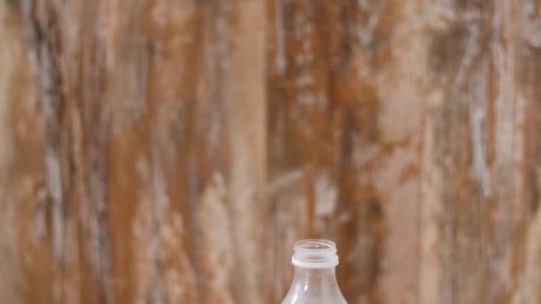 Laktosfri mjölk och mandel på träbord — Stockvideo