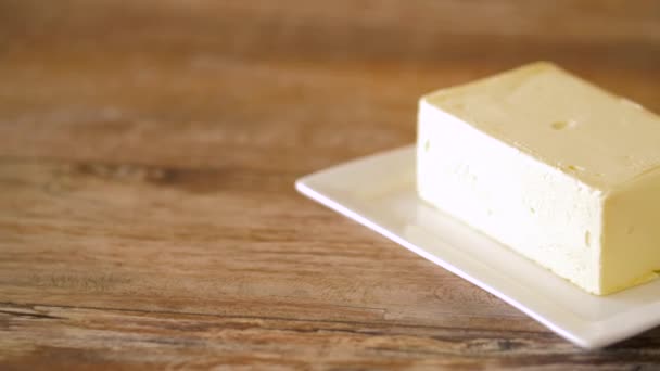 Gros plan de beurre sur table en bois — Video