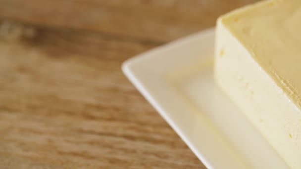 Primer plano de la mantequilla en la mesa de madera — Vídeo de stock