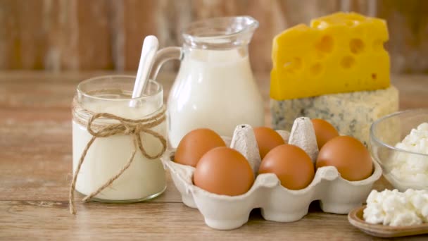 Куриные яйца, молоко, сметана и творог — стоковое видео