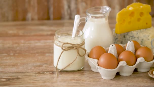 Kyckling ägg, mjölk, gräddfil och keso — Stockvideo