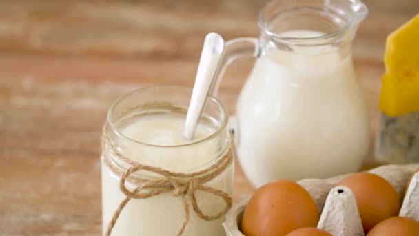 Ovos de galinha, leite, creme de leite e queijo cottage — Vídeo de Stock
