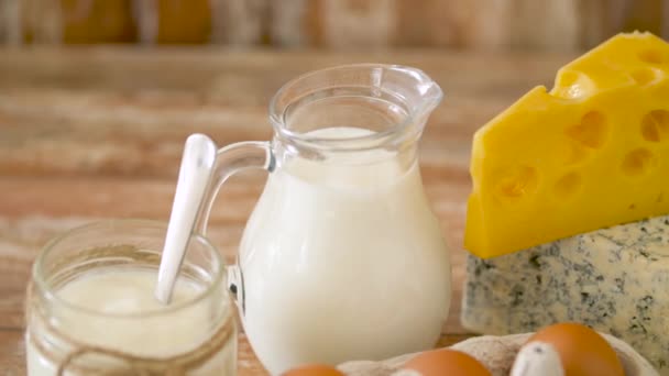 Huevos de pollo, leche, crema agria y requesón — Vídeo de stock