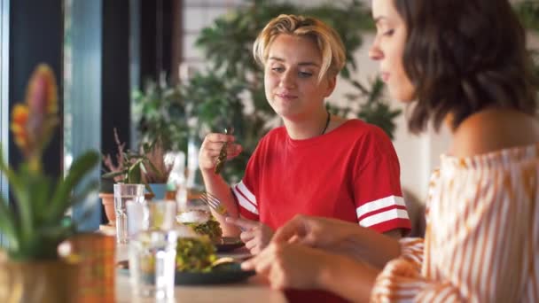 Amigas comiendo en el restaurante — Vídeos de Stock