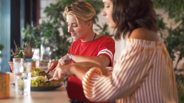 Amigos do sexo feminino comer no restaurante — Vídeo de Stock