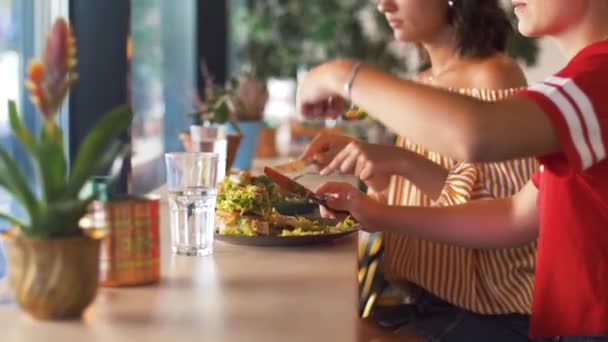 Amigas comiendo en el restaurante — Vídeos de Stock