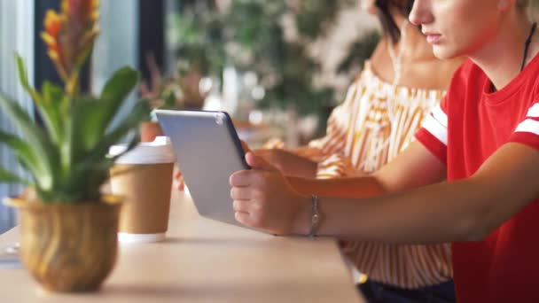 Vänner med TabletPC och smartphone på café — Stockvideo