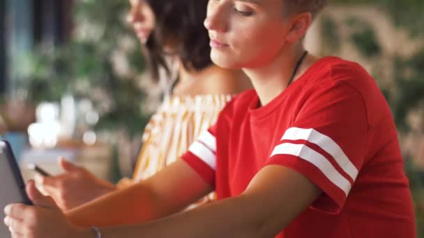 Amigos com tablet pc e smartphone no café — Vídeo de Stock