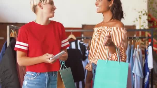 Жінки друзі беруть селфі в магазині одягу — стокове відео
