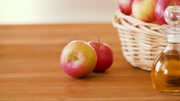 Jabłka w kosz i dzbanek soku na stole — Wideo stockowe