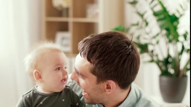 快乐的父亲与小婴孩女儿在家 — 图库视频影像