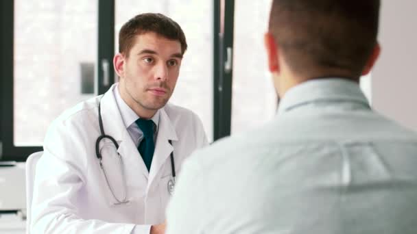 Arts en man met gezondheidsprobleem in ziekenhuis — Stockvideo