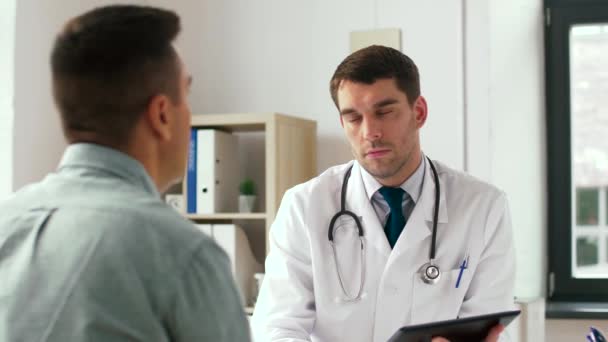 Médico con tableta pc y paciente masculino en el hospital — Vídeo de stock