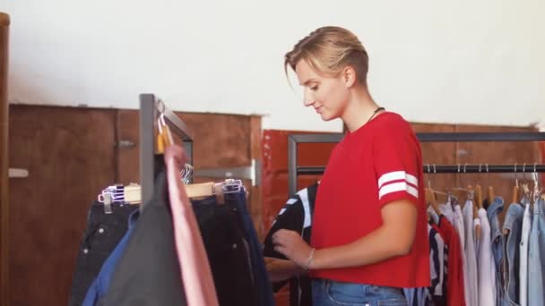 Vrouwen kleding op de vintage kledingwinkel kiezen — Stockvideo