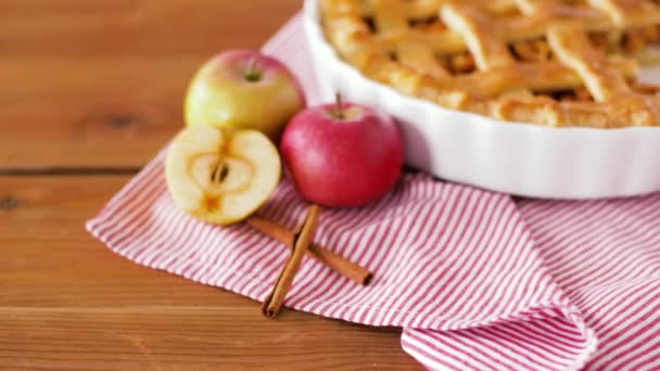 Gros plan de tarte aux pommes avec crème glacée sur l'assiette — Video