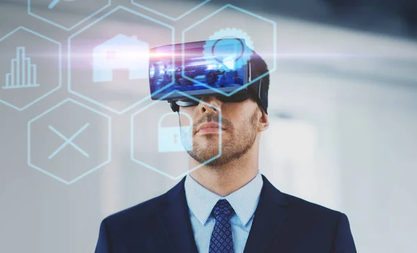 Geschäftsmann mit Virtual-Reality-Headset im Büro — Stockfoto