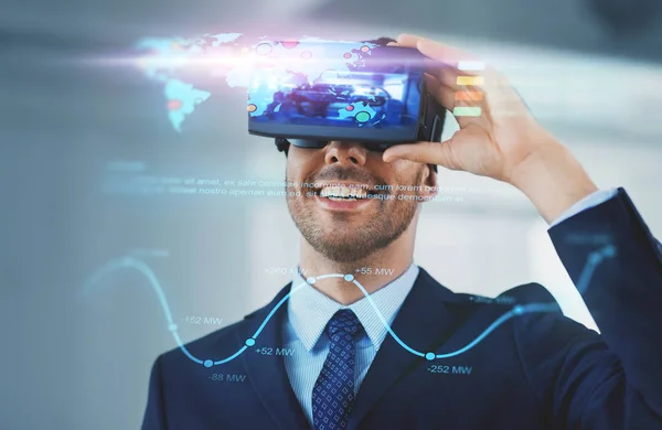 Uomo d'affari con auricolare realtà virtuale in ufficio — Foto Stock