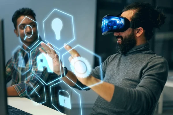 Uomo in auricolare vr con interfaccia virtuale in ufficio — Foto Stock