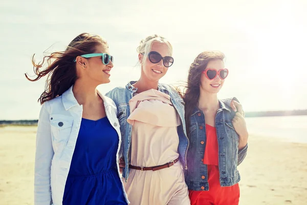 Grupp leende kvinnor solglasögon på stranden — Stockfoto