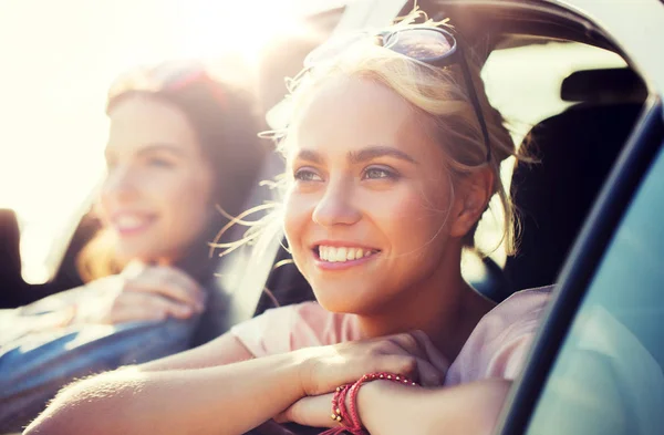 Happy dospívající dívky nebo ženy v autě u moře — Stock fotografie