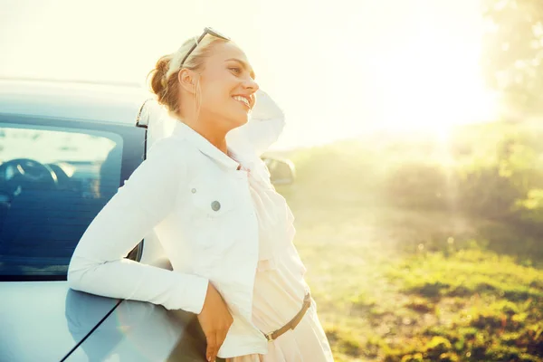 Happy teenage girl or young woman near car — Stock Photo, Image