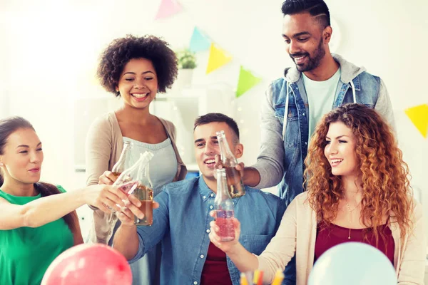 Equipe feliz com bebidas comemorando na festa do escritório — Fotografia de Stock