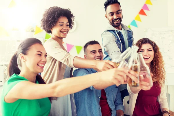 Gelukkig team met dranken op kantoor feest vieren — Stockfoto