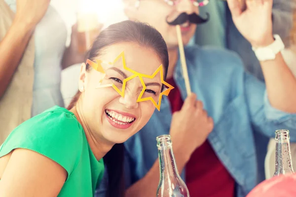 Gelukkige vrouw met vrienden plezier op feestje — Stockfoto