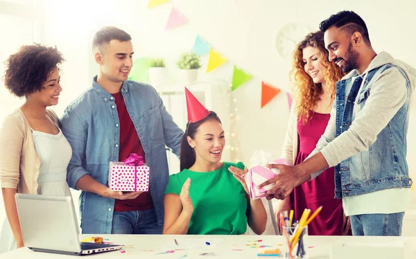 Equipe cumprimentando colega na festa de aniversário do escritório — Fotografia de Stock