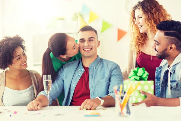 Equipo saludo colega en fiesta de cumpleaños de la oficina — Foto de Stock