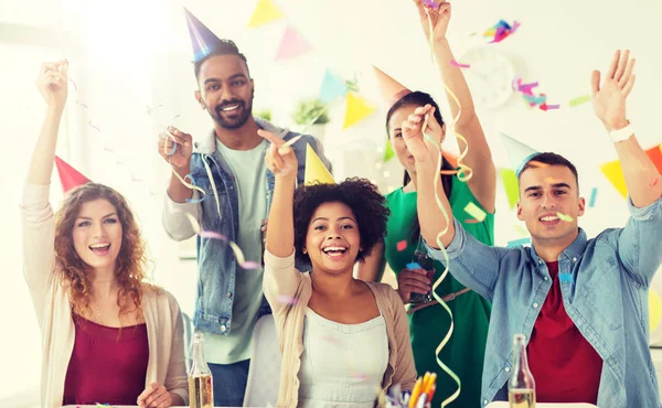 Gelukkig team met confetti op kantoor verjaardagsfeestje — Stockfoto