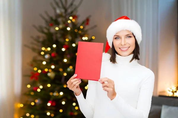 Donna sorridente con biglietto di auguri a Natale — Foto Stock