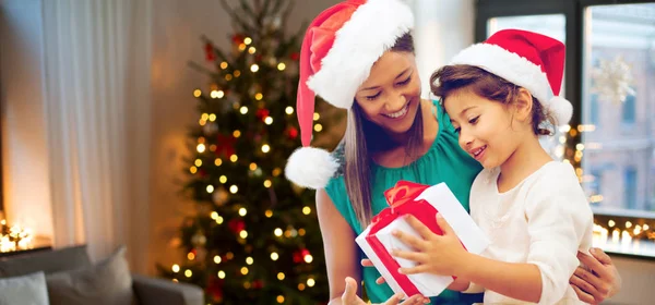 Feliz madre e hija con regalo de Navidad —  Fotos de Stock