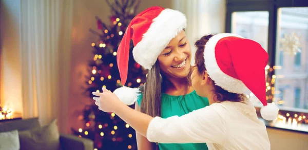 幸せな母と娘はクリスマスに — ストック写真