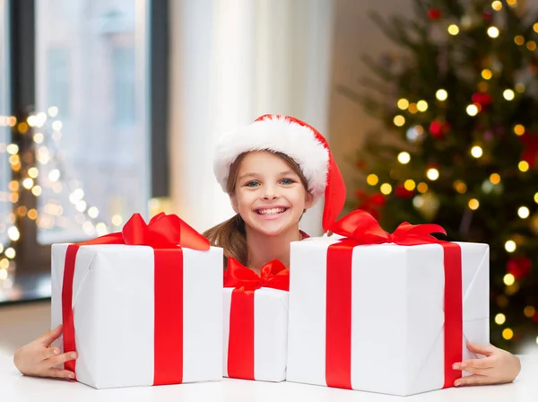 Menina feliz com presentes de Natal em casa — Fotografia de Stock