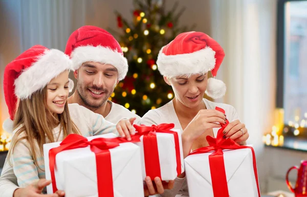 Familia feliz con regalos de Navidad en casa — Foto de Stock