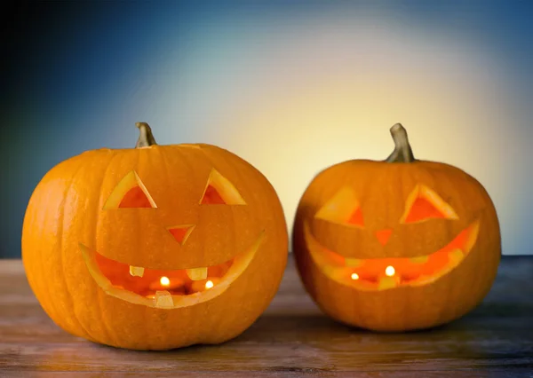 Halloween pumpkins masada, yakın çekim — Stok fotoğraf